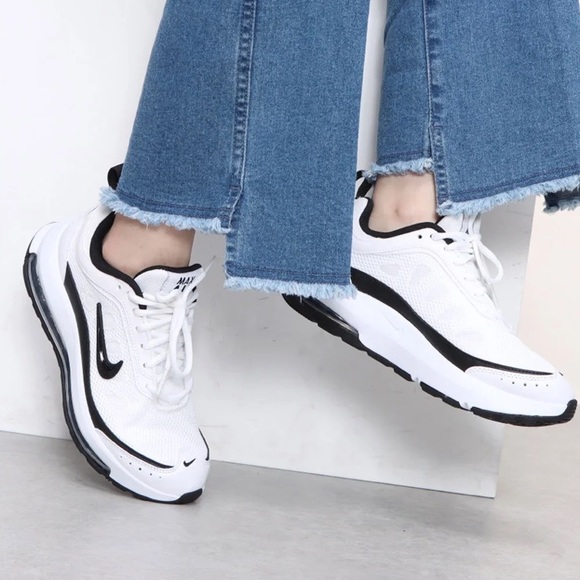 nike air max dia on feet